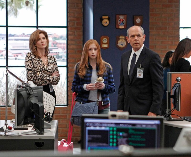 Ein neuer Fall betrifft Agent Fornells (Joe Spano, r.) und dessen Frau Diane Sterling (Melinda McGraw, l.) sowie Tochter Emily (Juliette Angelo, M.) … – Bild: CBS Broadcasting Inc.