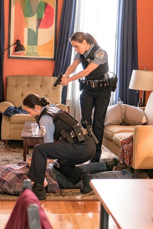 Julie Tay (Li Jun Li, l.) und Kim Burgess (Marina Squerciati) – Bild: MG RTL D