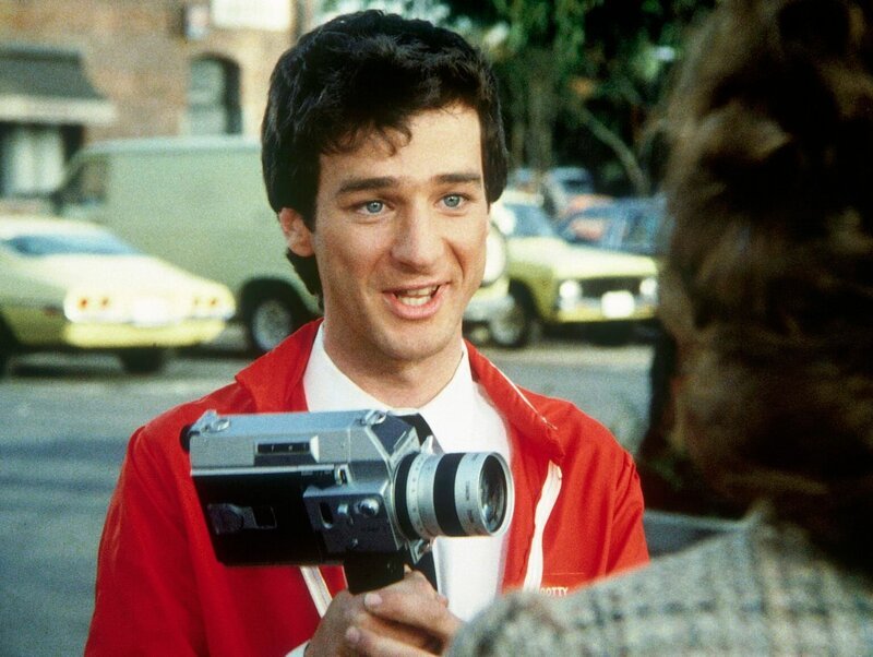 Scotty (Jeffrey Weissman, l.), der Parkplatzwächter, dreht heimlich einen Dokumentarfilm über seinen Arbeitsplatz. Er ahnt nicht, dass er während seiner Filmerei wichtige Informationen aufgenommen hat … – Bild: CBS Television