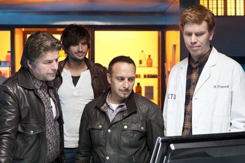 Die Ereignisse spitzen sich zu, als (v.l.) Schillinger (Uwe Fellensiek), Ben (Tom Beck), Semir (Erdogan Atalay) von Hartmut (Niels Kurvin) erfahren, dass die Gangster Schillingers Tochter entführt haben. – Bild: RTL /​ Guido Engels