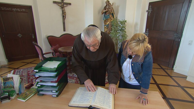 Die 69-jährige Sieglinde vermisst ihre Schwester Renate schmerzlich: Seit sich die Eltern 1954 scheiden ließen und Renate beim Vater blieb, hat Sieglinde nichts mehr von ihr gehört. Daher nahm ihre Tochter Kontakt zu Julia Leischik (r.) auf, um Renate ausfindig zu machen … – Bild: © SAT.1