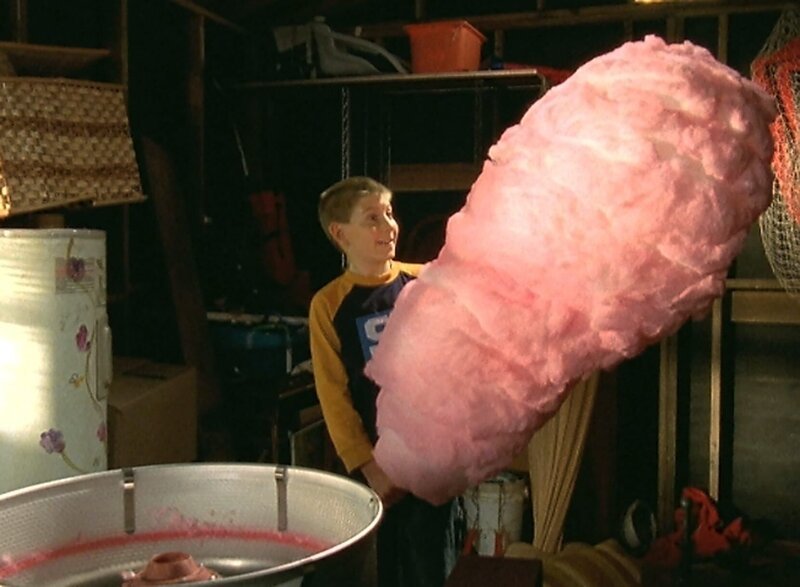 Obwohl Hal die Zuckerwatte-Maschine weggesperrt hat, gelingt es Dewey (Eric Per Sullivan), sie ausfindig zu machen und in Betrieb zu setzten … – Bild: ViacomCBS