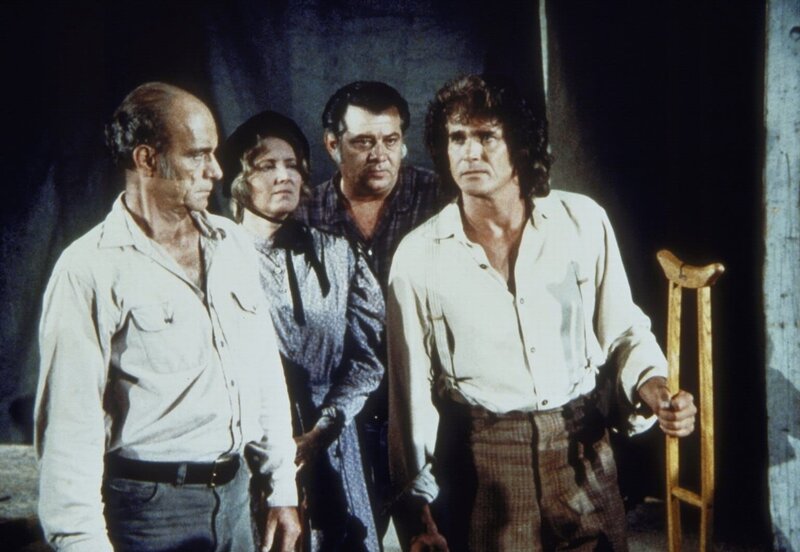 Charles Ingalls (Michael Landon, re.) stellt die angeblich „Geheilten“ zur Rede. – Bild: Sat.1 Gold