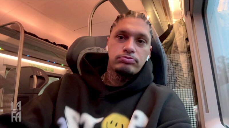Yasin wird auf dem Weg nach Köln im Zug von der Vergangenheit überrumpelt. – Bild: RTLZWEI