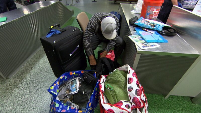 Die seltsame Reiseausrüstung eines Amerikaners umfasst: leere Flaschen, Strohhalm und einen Topf. – Bild: Seven Productions 2018