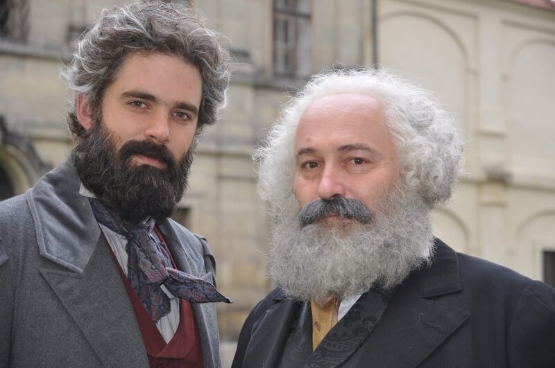 Folge 7 der Reihe „Die Deutschen II“ zeigt das Leben des jungen (Oliver Boysen) und des alten Karl Marx (Karel Zátopek). – Bild: ZDF/​Matthias Schaider