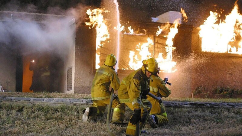 Bei einem Brand in einem Wohnhaus kommt ein junges Mädchen ums Leben. Das herbeigerufene CSI-Team geht von Brandstiftung aus. – Bild: MG RTL D