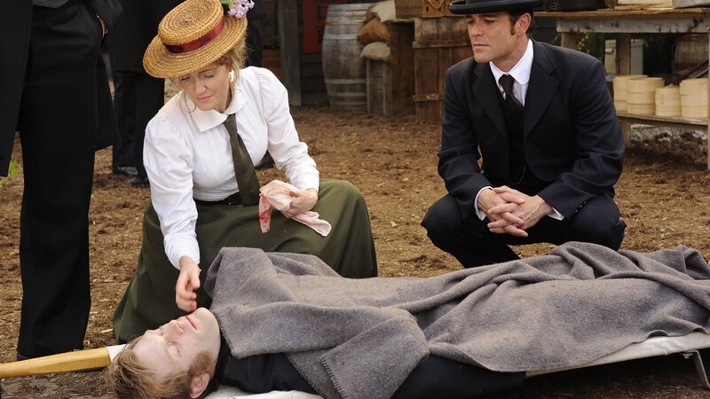Julia Ogden (Helene Joy) und William Murdoch (Yannick Bisson) – Bild: AXN White