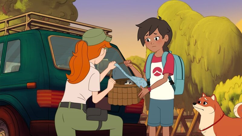 Nicht nur die kleine Eule muss zurück zu ihrer Familie. Auch Hund Nofretete (rechts) muss zurück zu ihrer Besitzerin. Gemeinsam mit Försterin Fritzie Vogel (links) macht sich Josefine (Mitte) auf die Suche. – Bild: ZDF/​Caligari