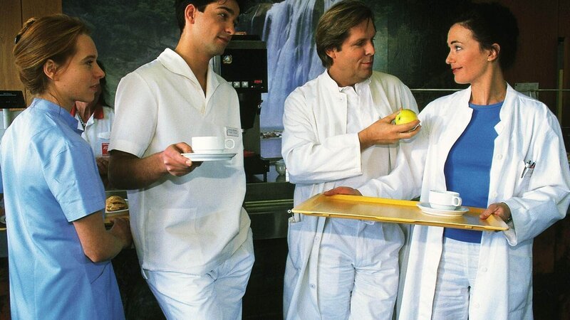 Katja (Astrid Lübbe, l.), Pfleger Julian (Andreas Elsholz, 2.v.l.), Dr. Stefan Frank (Sigmar Solbach) und Dr. Ruth Waldner (Dorothee Reize) in der Krankenhauskantine. – Bild: MG RTL D /​ Elke Werner