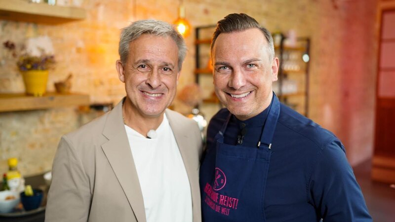 Pierre Littbarski und Tim Raue (r.) – Bild: RTL /​ 2023 MagentaTV /​ Tokio/​Okinawa (2)