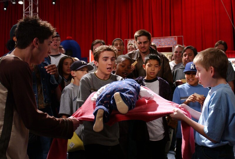 Obwohl Reese (Justin Berfield, l.) und Malcolm (Frankie Muniz, M.) Dewey (Erik Per Sullivan , r.) keinen Glauben schenke, was dessen Glückspulli betrifft, werden sie einem besseren gelehrt … – Bild: GLEN