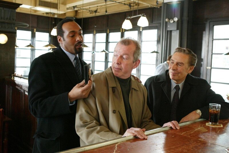 Ein russisches Model ist an den Folgen einer tödlichen Medikamentenmischung gestorben. Bei ihren Ermittlungen stoßen Det. Green (Jesse L. Martin, li.) und Det. Briscoe (Jerry Orbach, re.) auf Dr. Heinz (Jonathan Hogan), der sich „Doktor der Stars“ nennt und dem Opfer die Medikamente verschrieben hat. – Bild: RTL