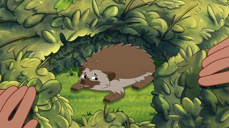 Der kleine Igel hat sich im Gebüsch in einem Garten versteckt und wurde verletzt. – Bild: ZDF/​ZDF 2024/​Caligari