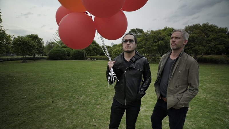 NINGBO, CHINA – Robert Joe takes Sam Willis to a park to demonstrate his theory of how the Japanese could have planned to attack the US with their deadly super weapon. – Bild: FIC Singapore /​ Lau Hon Meng