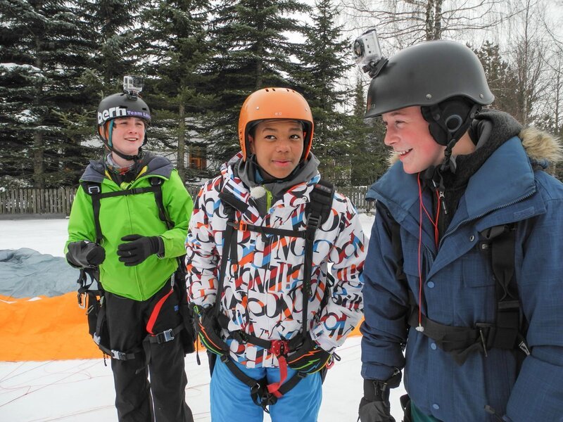 Lukas, Joel und Felix (von links nach rechts) haben Höhenangst und Lampenfieber vor dem Paragliding. – Bild: ZDF/​E+U TV