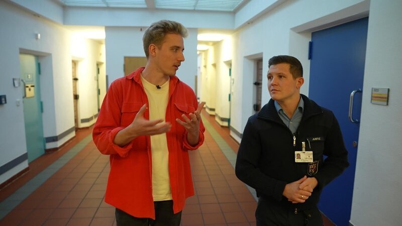 In der Jugendstrafanstalt Wittlich verbringt Reporter Jan Quick (l.) einen Tag mit Vollzugsbeamten wie Benni Thielkes (r.) und Insassen, um den Alltag hinter Gittern hautnah mitzuerleben. – Bild: RTL /​ me:works