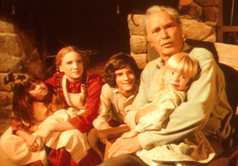 Großvater (Barry Sullivan, r.) unterhält Carry (Lindsay Sidney Greenbush, l.), Laura (Melissa Gilbert, 2.v.l.), Albert (Matthew Laborteaux, 3.v.l.) und Grace mit Geschichten aus seinem Leben. – Bild: Worldvision Lizenzbild frei