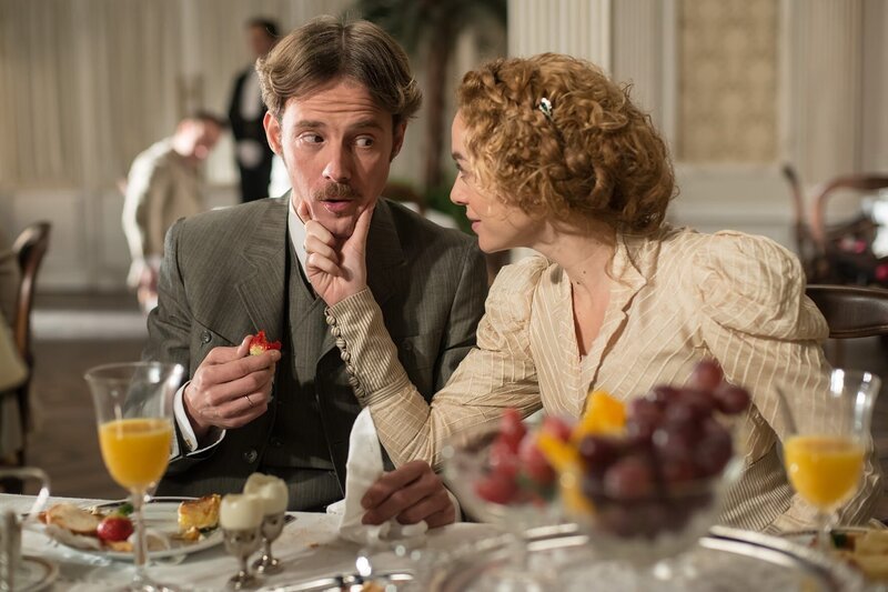 Javier (Eloy Azorín, l.); Laura (Marta Hazas, r.) – Bild: port.hu