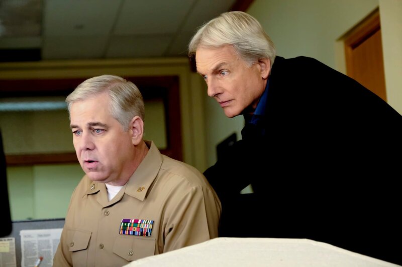 Als ehemaliger Mitarbeiter der Toten fühlt sich JAG Navy Captain Bud Roberts Jr. (Patrick Labyorteaux, l.) verpflichtet, dem Gibbs (Mark Harmon, r.) NCIS Team bei den Ermittlungen zur Seite zu stehen … – Bild: MMXVI by CBS Studios Inc.All rights reserved
