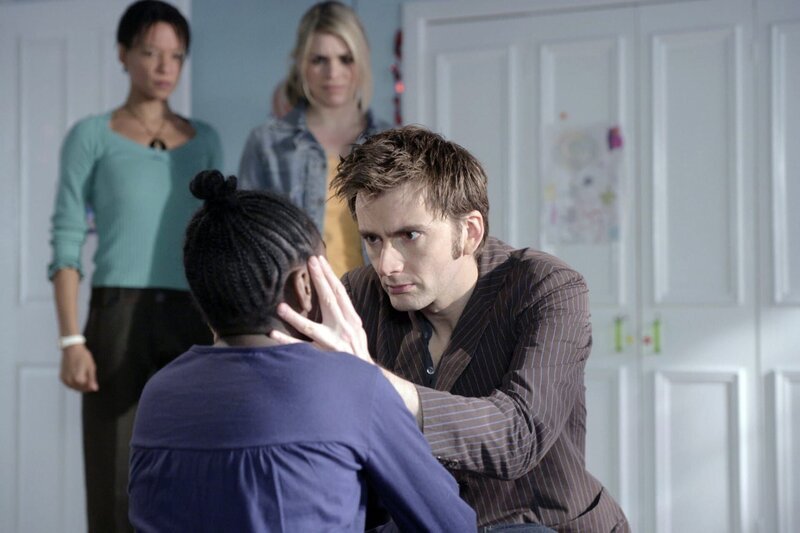 In der Nachbarschaft verschwinden zahlreiche Kinder. Hat die kleine Chloe (Abisola Agbaje, vorne l.) etwas damit zu tun? „Der Doktor“ (David Tennant, vorne r.) und Rose (Billie Piper, hinten r.) wollen dem Geschehen auf den Grund gehen und besuchen das Mädchen bei ihrer Mutter Trish (Nina Sosanya, hinten l.) … – Bild: port.hu