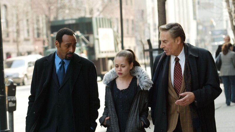Detective Green (Jesse L. Martin, li.) und Det. Briscoe (Jerry Orbach) befragen Lena Parkova (Alexis Dziena) zum Tod ihrer Schwester. Ist Nadia wirklich an den Folgen einer tödlichen Medikamentenmischung gestorben? – Bild: RTL