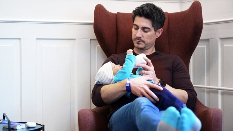 Einstein Vater werden: Wie kann ich mich vorbereiten? Tobias Müller hält ein «Simulatorbaby» auf dem Arm. – Bild: SRF