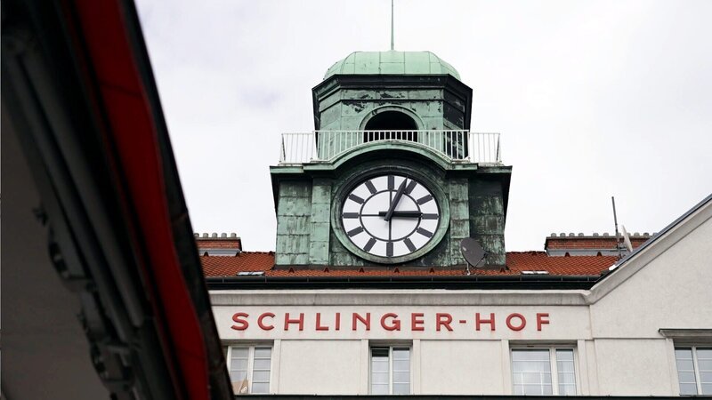 Floridsdorf – Es ist der zweitgrößte Wiener Flächenbezirk und war vor seiner Eingemeindung in die Großstadt Wien sogar ein Kandidat für die niederösterreichische Landeshauptstadt. Der traditionelle Industriestandort ist auch durch seine unmittelbare Nähe zur Donau geprägt, in Form von immer wiederkehrenden Überschwemmungen und auch durch die Schifffahrtsgesellschaft DDSG. Auch die ursprünglichen Dörfer, aus deren Zusammenschluss sich der Bezirk erst ergeben hat wie Jedlesee, Strebersdorf oder Leopoldau, wirken in ihren Strukturen nach wie vor nach. Im Bild: Schlingerhof. – Bild: ORF, Clever Contents