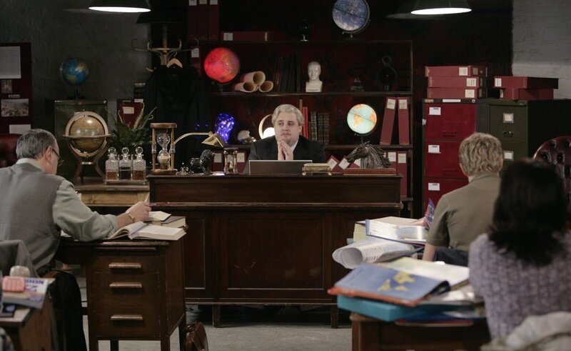 Mit der Ruhe im gemütlichen Verein ist es schlagartig vorbei, als Victor (Peter Kay, M.) beitritt und seine Ziele offenkundig werden … – Bild: Tele 5