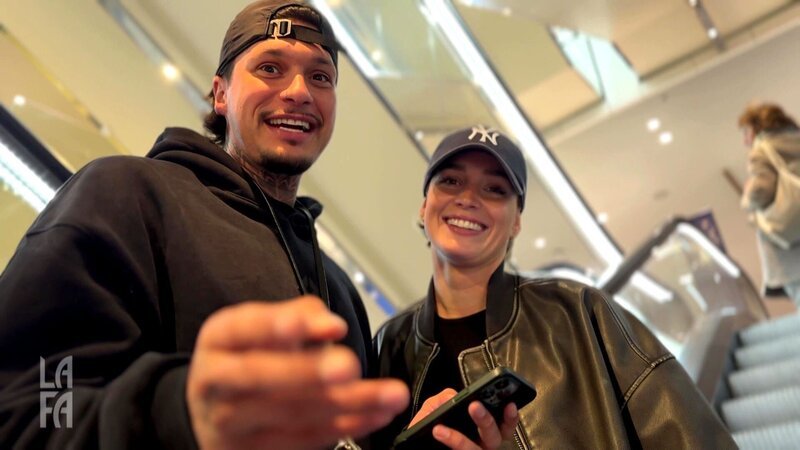 ?das braucht Julia heute. Yasin versucht sich als Shoppingbegleitung, ob das gut geht? – Bild: RTLZWEI