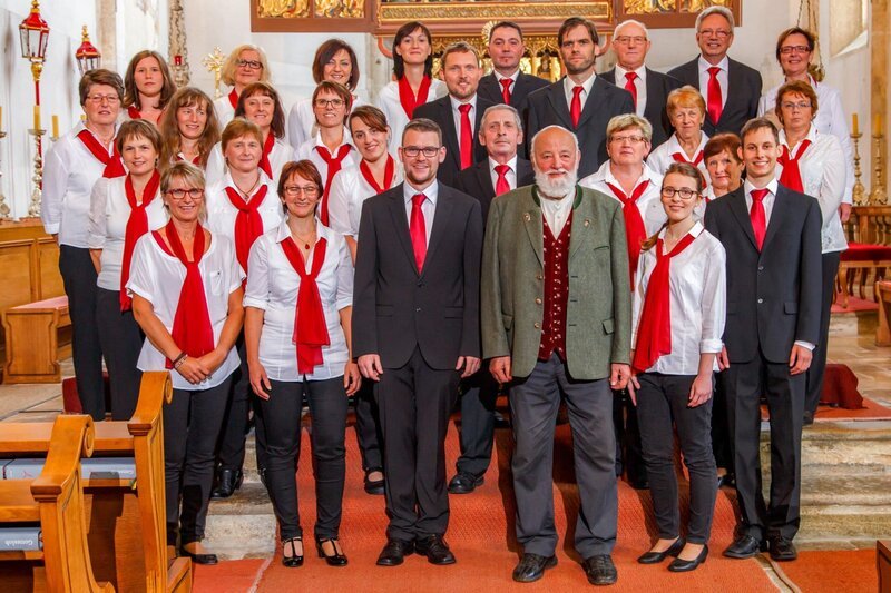 Sepp Forcher mit dem Kirchenchor Schönbach. – Bild: ORF