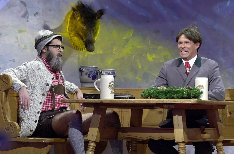 Rick Kavanian (l.) und Christian Tramitz (r.) halten ein bayerisches Pläuschchen. – Bild: ProSieben /​ S.E.T. Eigenproduktionsbild frei