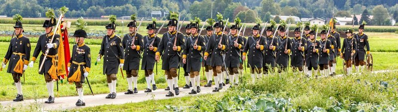„Klingendes Österreich“, „Der Untersberg und die Sage vom Kaiser Karl.“ Sepp Forcher war da oben acht Jahre lang – Sommer und Winter – mit seiner Familie als Hüttenwirt daheim. Dabei musizieren und singen: Elstätzinger Musikanten, Weißenbacher Tanzlmusi, Junge Ramsauer Sänger, Harfenduo Steiner-Schroll, Rotofenmusi, Lockstoa-Musi, Wiesberger Dreigesang, Trachtenmusikkapelle Wals und Historische Landwehrschützen Wals. Im Bild: Landwehrschützen Wals. – Bild: ORF/​Anton Wieser