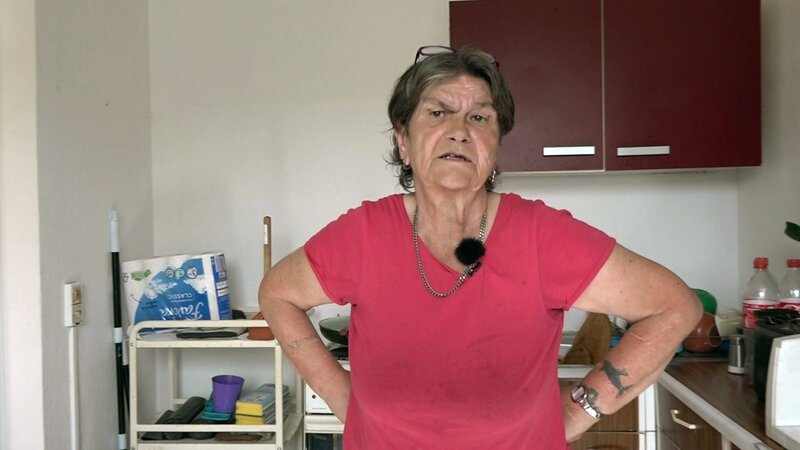 Rentnerin Regina ist gerade in einer finanziellen Notlage. Durch die gestiegenen Gaspreise und der Inflation ist die Miete der 69-Jährigen in die Höhe geschnellt.. – Bild: RTL Zwei