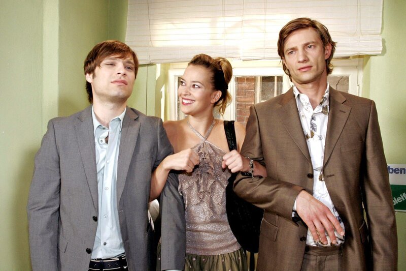 Hannah (Laura Osswald, M.) entschließt sich zu einem Rendezvous mit Bruno (Tim Sander, l.) und Jan (Igor Jeftic, r.), das folgenreich endet … – Bild: SAT.1
