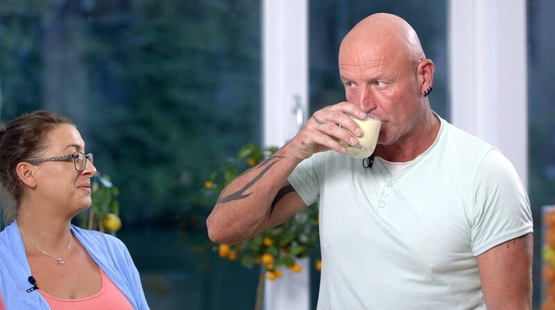 Gemüse-Smoothie aus Wirsing, proteinhaltigem Skyr, Orange, Limette, zwei Datteln und etwas Mandelmus. – Bild: NDR/​Oliver Zydek