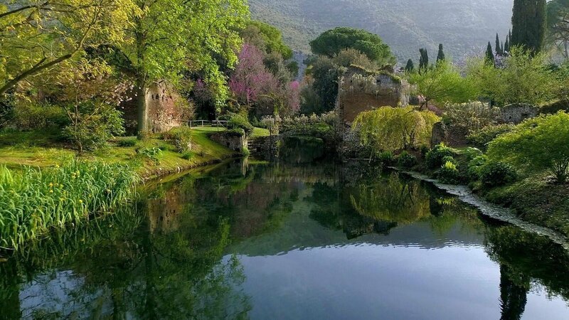  Italien: Der Garten von Ninfa: Dieser historische Prachtgarten wurde auf den Ruinen der mittelalterlichen Stadt Ninfa errichtet. Das natürliche Denkmal der Region Latium befindet sich im ehemaligen Sumpfgebiet südlich von Rom. Der Garten von Ninfa wurde von den New York Times zu den schönsten und romantischsten Gärten der Welt ernannt. – Bild: ORF/​Allfilm/​Alex Limberger