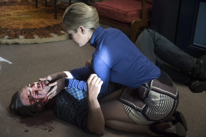 Jim (Matthew Le Nevez, l.); Joan (Jessica Marais, r.) – Bild: 2015 Sony Pictures Television Inc. All Rights Reserved. /​ David Dare Parker Lizenzbild frei