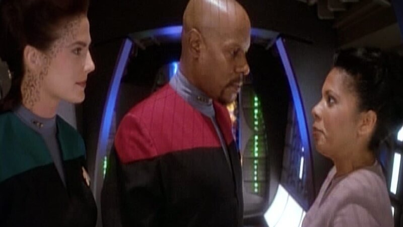 Jadzia Dax (Terry Farrell, l.), Benjamin ‚Ben‘ Sisko (Avery Brooks, m.) und Kasidy Yates (Penny Johnson Jerald, r.) – Bild: Tele 5