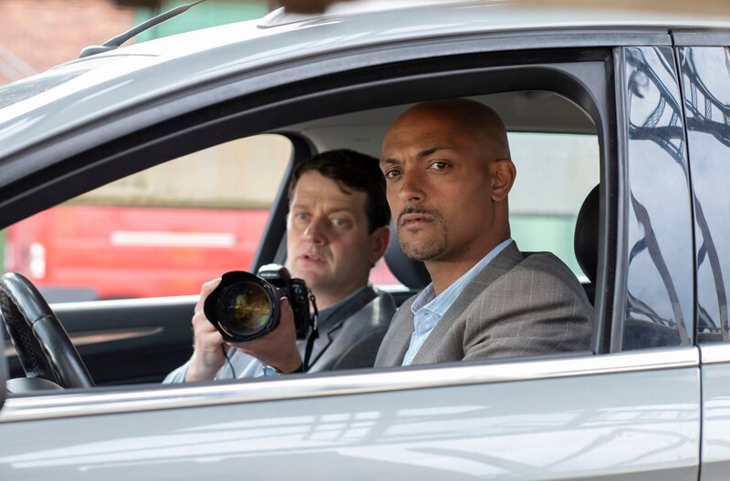 Nina Sieveking im Undercover-Einsatz: Daniel Schirmer (Sven Fricke, l.) und Lukas Petersen (Patrick Abozen, r.) lassen ihre Kollegin nicht aus den Augen. – Bild: ARD/​Thorsten Jander