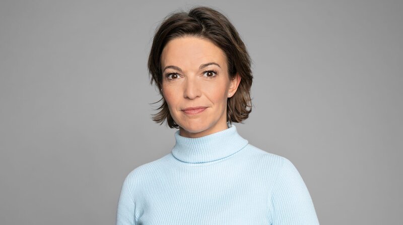 Moderatorin Anna Planken – Bild: WDR/​Simin Kianmehr