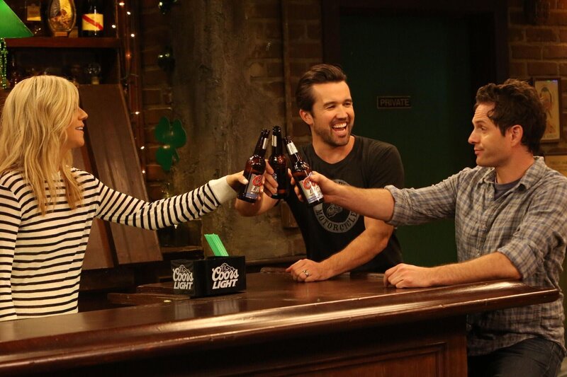 L-R: Kaitlin Olson als Dee Reynolds, Rob McElhenney als Mac, Glenn Howerton als Dennis Reynolds – Bild: Bluebush Productions, LLC