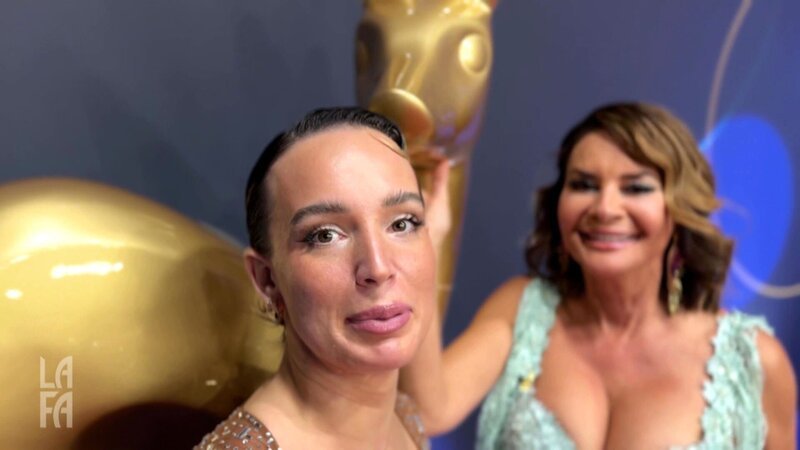 Einen glänzenden Auftritt legt Julia heute auf dem roten Teppich beim Bambi Medienpreis hin, inklusive Promischau mit Hingucker-Faktor bei Gitta Sax, Rebecca Mir und dem Bachelor. Wäre da nicht ein kleines Kleid-Malheur … – Bild: RTLZWEI