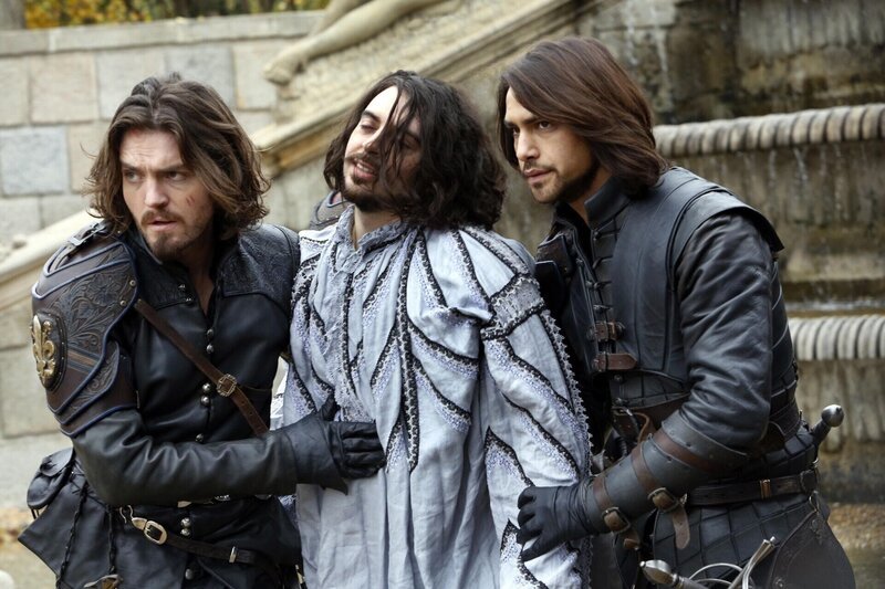 (v.l.n.r.) Athos (Tom Burke); König Ludwig XIII. (Ryan Gage); D’Artagnan (Luke Pasqualino) – Bild: BBC /​ Dusan Martincek Lizenzbild frei