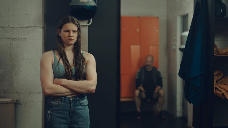 Leidet unter übergriffigem Trainer: Dani Strobl (Emilia Warenski), Stefan Veighofer (Simon Hatzl). – Bild: SRF/​ORF