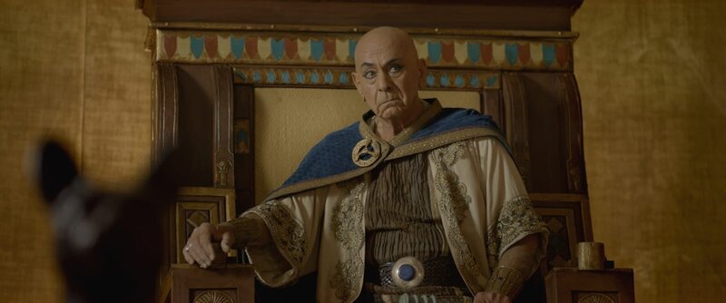 Ramses II (Hassan El Ganouni) hört Theo zu. – Bild: ZDF/​2023 Cottonwood Media/​ZDF Studios
