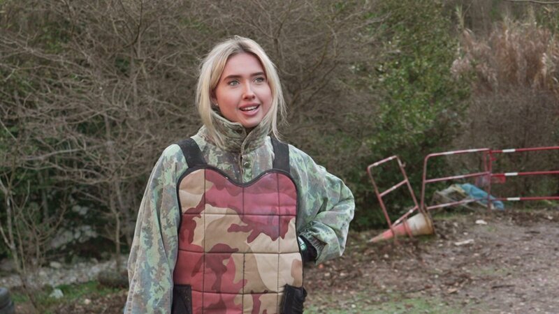Shania im Paintball-Modus – Bild: RTLZWEI