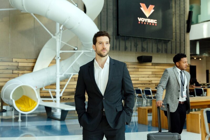 Eric (Luke Roberts, l.), Oliver (Brandon Jay McLaren) – Bild: RTL /​ Ransom Television Productions Inc., Wildcats Productions and TF1