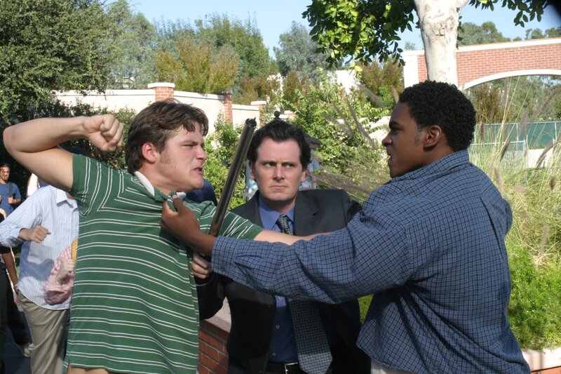 Durch Malcolms Wiedergutmachungsversuch kommt es an der Schule zu Schlägereien … (Von links: Big Senior (Jonny Acker), Lionel Herkabe (Chris Eigeman), Big Senior (Darryl Reed Jr.)) – Bild: ViacomCBS