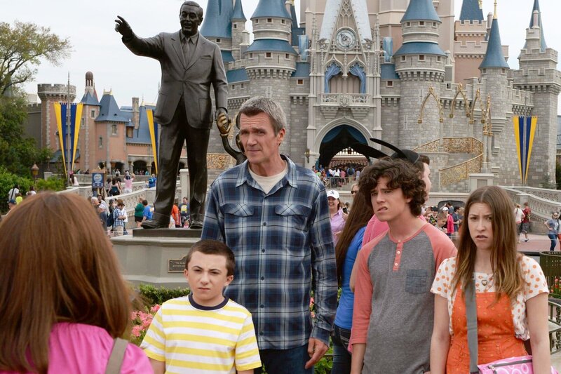 Frankie (Patricia Heaton, l.) gehen die Streitereien zwischen Mike (Neil Flynn, m.), Brick (Atticus Shaffer, 2.v.l.), Sue (Eden Sher, r.) und Axl (Charlie McDermott, 2.v.r.) auf die Nerven. – Bild: Warner TV Comedy